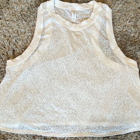 Lululemon Timeless Classic Tank White Mesh Lace Pattern Size 6 - Picture 2 of 4